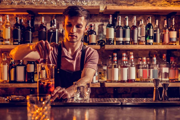 Barkeeper fühlt sich wirklich beschäftigt, während er zu viele Aufträge hat — Stockfoto