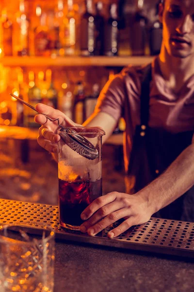 Barman usando equipamentos modernos ao fazer coquetel para o cliente — Fotografia de Stock