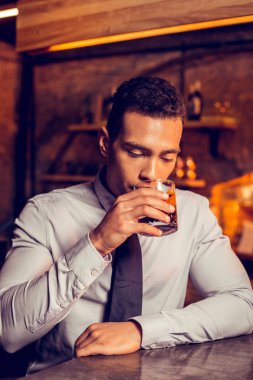 Barda viski içen yakışıklı işadamı