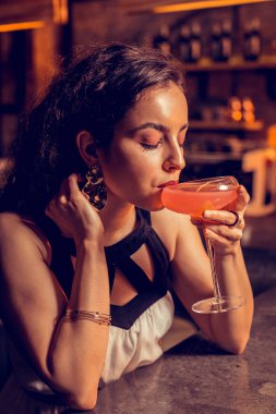 Güzel makyaj alkol kokteyl içme ile güzel kadın