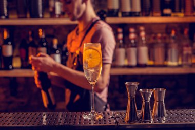 Bar standında duran limonlu kokteyl