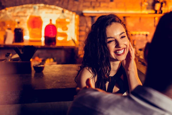 Alegre novia pasando tiempo con su hombre en el bar — Foto de Stock