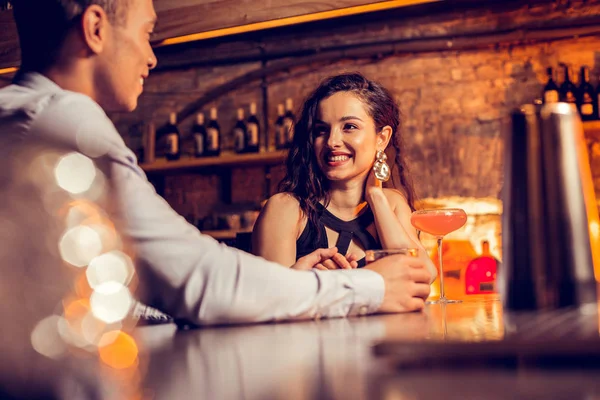 Vriendin glimlachend terwijl ze tijd doorbrengen met haar man in Bar — Stockfoto