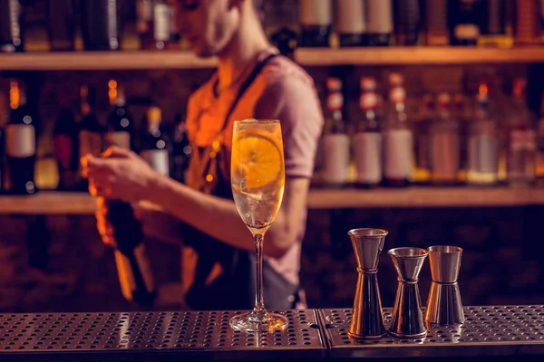 Koktejl s citrónem stojící na stojanu u baru — Stock fotografie