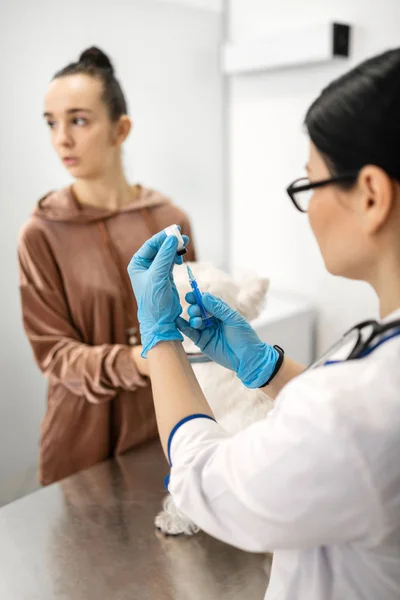 Vet i handskar som håller sprutan innan du gör injektion för hund — Stockfoto