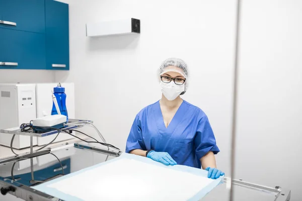 Dunkeläugiger Tierarzt mit Brille in Uniform vor der Operation — Stockfoto