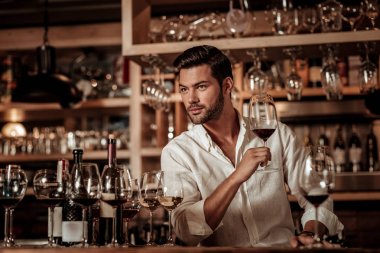 Tür genç adam bocal ile kamera poz