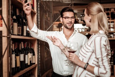 Yakışıklı esmer adam eşi ile konuşuyor