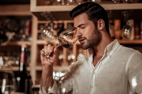 ワインの香りを嗅ぐハンサムなひげのソムリエ — ストック写真