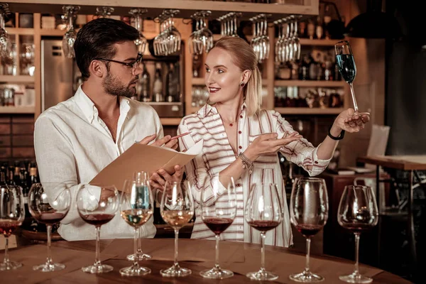 Attente jonge barman maakt aantekeningen tijdens zijn werk — Stockfoto