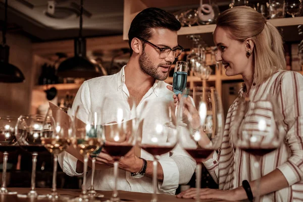 Olumlu memnun gençler alkol içecekler tatma