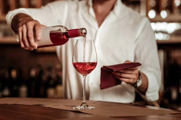 Gros plan du barman qui fait tomber du vin — Photo