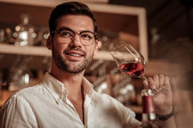Mutlu sakallı genç adam şampanya tadı olacak