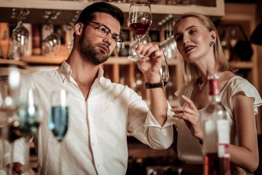 Derin düşünceler içinde olmak dikkatli genç adam