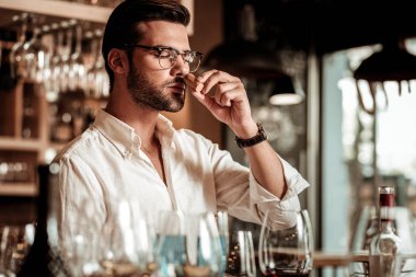 Profesyonel genç sommelier büyük bir zevkle çalışıyor