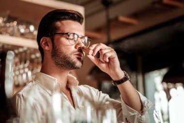 Barda çalışan esmer adamın yakın çekim