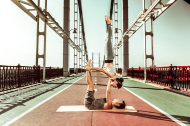 Sportif fit çift bir mum çubuğu yoga poz yapıyor