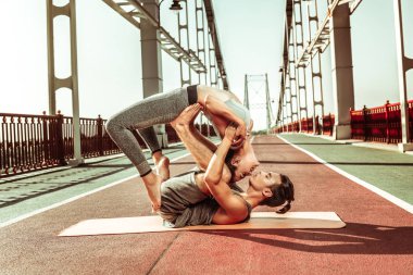 Sağlıklı çift sabah akrobatik yoga yapıyor