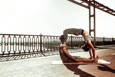 İnce genç kadın bir tekerlek poz ayakta