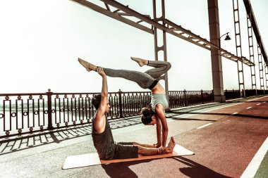 Güçlü kız köprüde bir handstand yapıyor