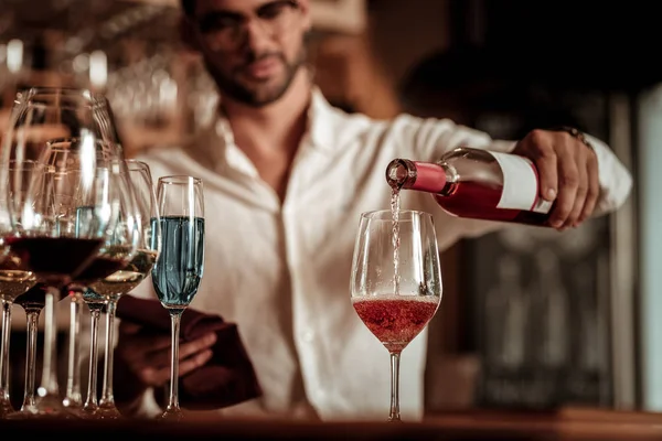 Homme barbu concentré travaillant dans un comptoir de bar — Photo