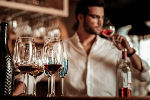 Fotografía enfocada en vasos que están de pie en la mesa — Foto de Stock