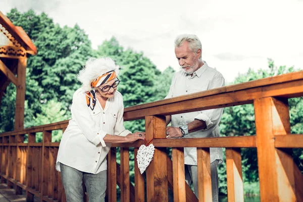 Rozkošná žena visí na můstku s manželem manželkou — Stock fotografie