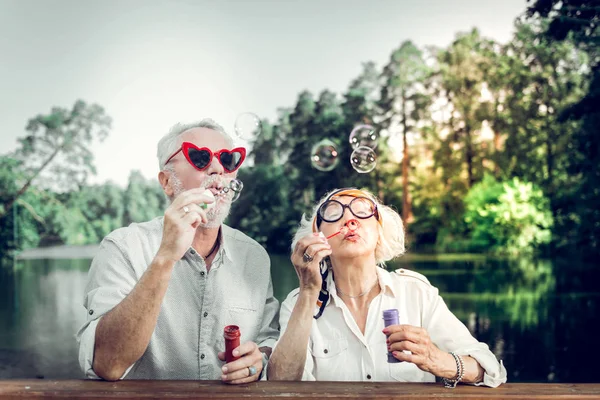 Blízký manžel a manželka se baví při foukání bublin — Stock fotografie