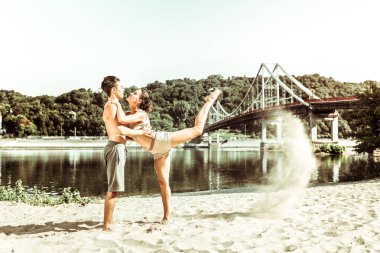 Kadın yogi esneme sırasında eşine yaslanmış