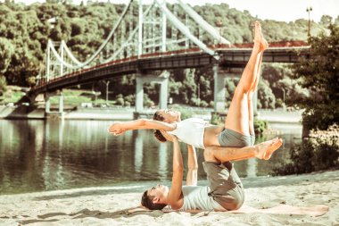 Fit adam uzun kollu ortağı tutarak