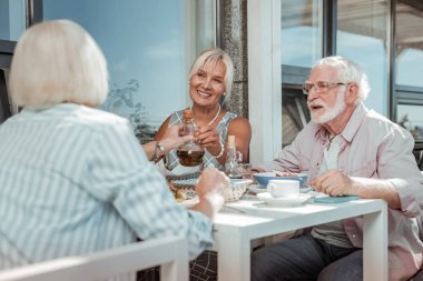 Memnun kıdemli sakallı adam onun muhatap bakarak
