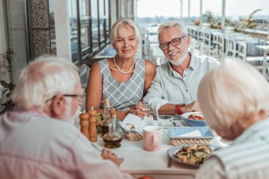 Yakışıklı sakallı adam sağlıklı yemek yiyecek