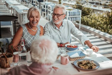 Mutlu yaşlı kadın komik şaka gülüyor