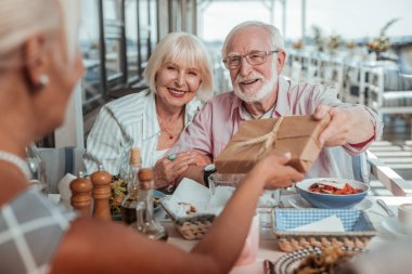 Olumlu mutlu çift kızlarına hediye veren