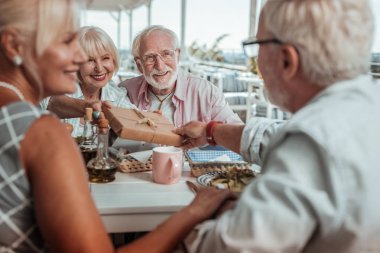 Olumlu mutlu olgun çift aile yemeği olan