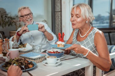 Yakışıklı sakallı erkek kişi çekim doğum günü kutlaması