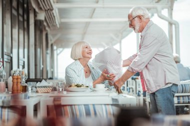 Pozitif memnun sarışın kadın eşi bakarak