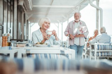 Neşeli sakallı adam çiçek sunacak