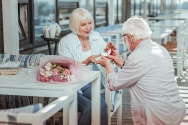 Mutlu olgun kadın ortağından hediye alarak