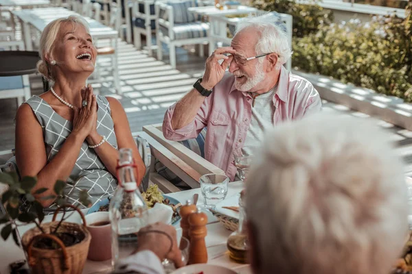 Bonito homem sênior olhando para sua esposa — Fotografia de Stock