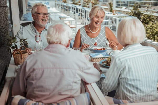 Agradable gente madura pasar los fines de semana juntos en la cafetería — Foto de Stock