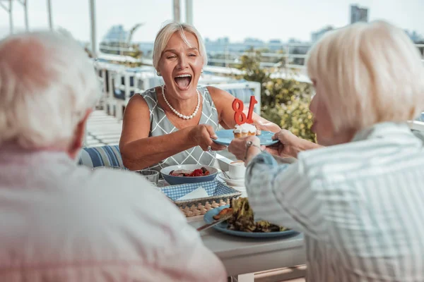 Fantastisk mogen kvinna känsla lycka vid tillfället — Stockfoto