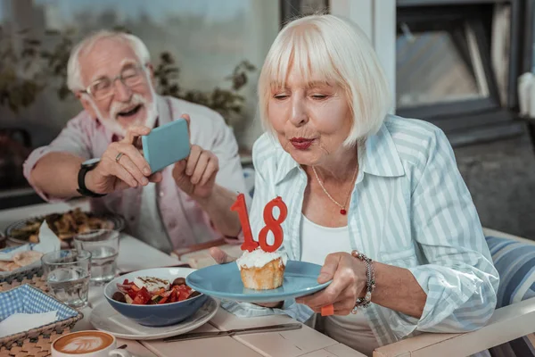 Pozitivní potěšující lidé oslavující narozeniny v kavárně — Stock fotografie