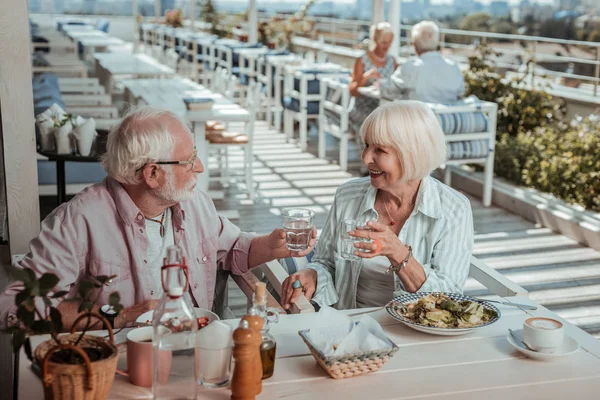 Веселі літні люди, які зустрічаються на терасі — стокове фото