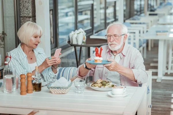 Soustředěný vousatý muž, který si přeje narozeniny — Stock fotografie