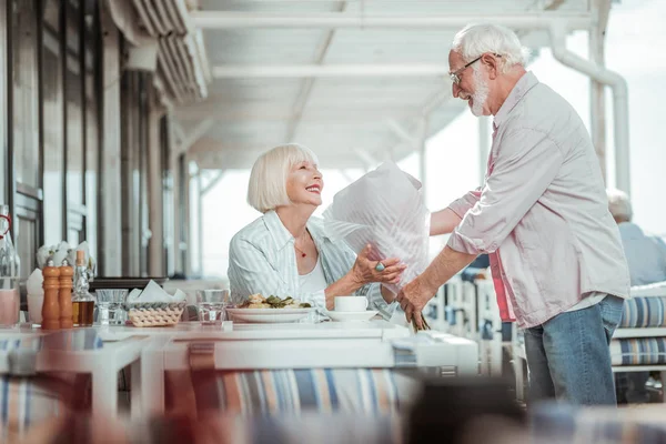Pozitif memnun sarışın kadın eşi bakarak