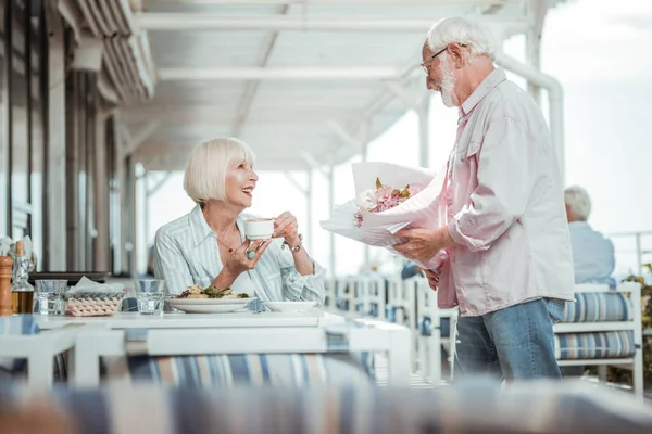 Memnun sarışın kadın kocasını arıyor