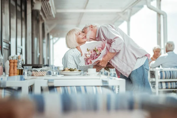 Lycklig kvinnlig person som har dejt med sin man — Stockfoto
