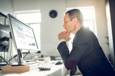 Ceo ortak e-posta göndermeden önce düşünceli hissediyorum