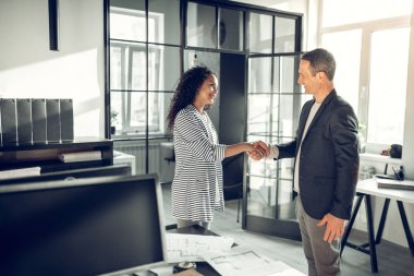 Başarılı işbirliği sonrası patronunun elini sıkma asistanı